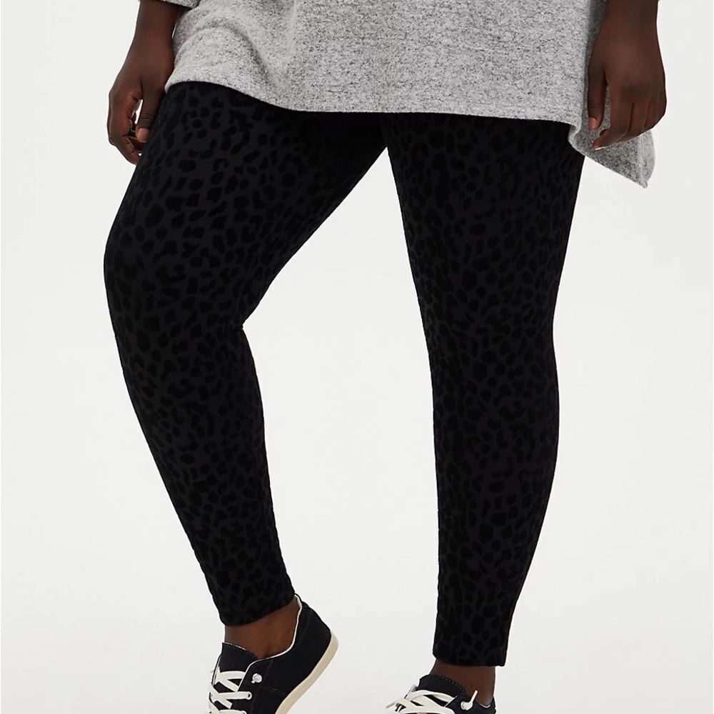 TORRID black‎ and grey STUDIO PONTE FLOCKED LEOPARD PULL-ON PIXIE PANT